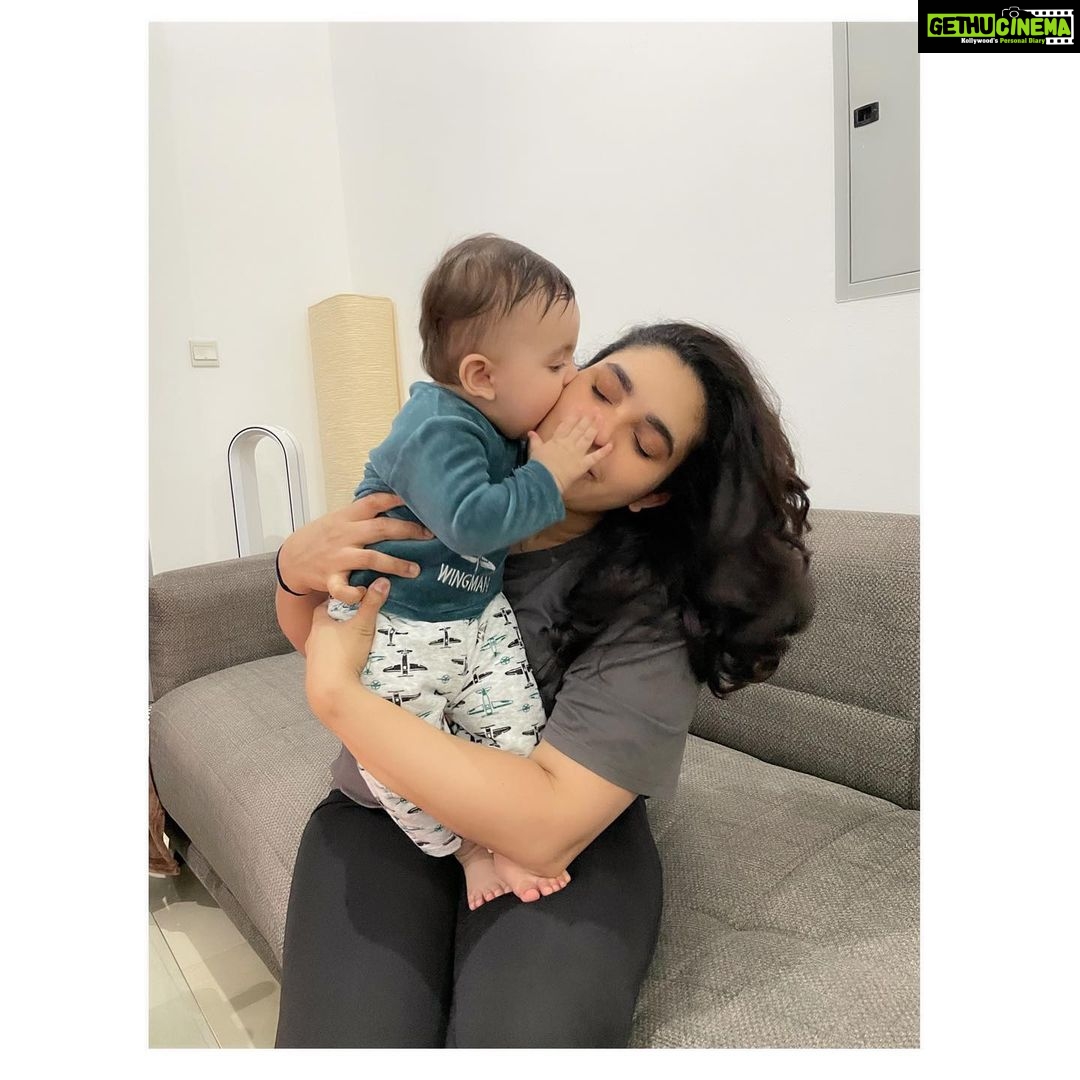 Ishaara Nair Instagram - This man drools over me literally ππ and am okay with it π€·π»ββοΈππ»ββοΈπ©π»βπΌ π€©ππ
#babydrools #kisses #warmth #purpose #love #happiness #babybites #mommyhood #mommyson #babyshark #babysharkdududu