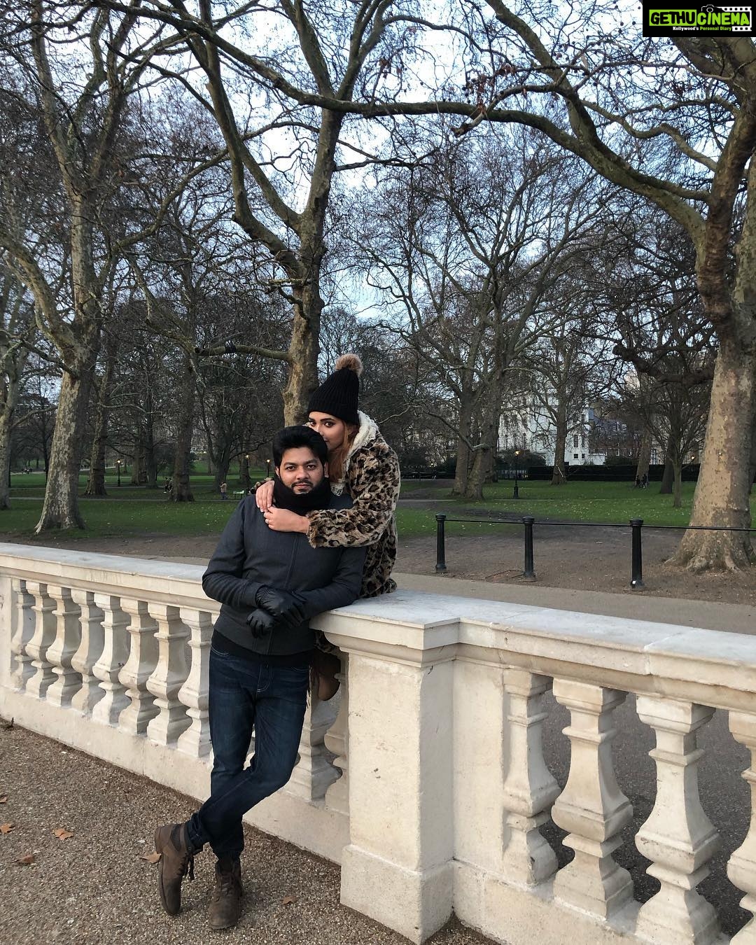 Ishaara Nair Instagram - ❤️ #londondiaries #beautifullondon #bae #happiestcouple I love you @sahil_jsahil Buckingham Palace