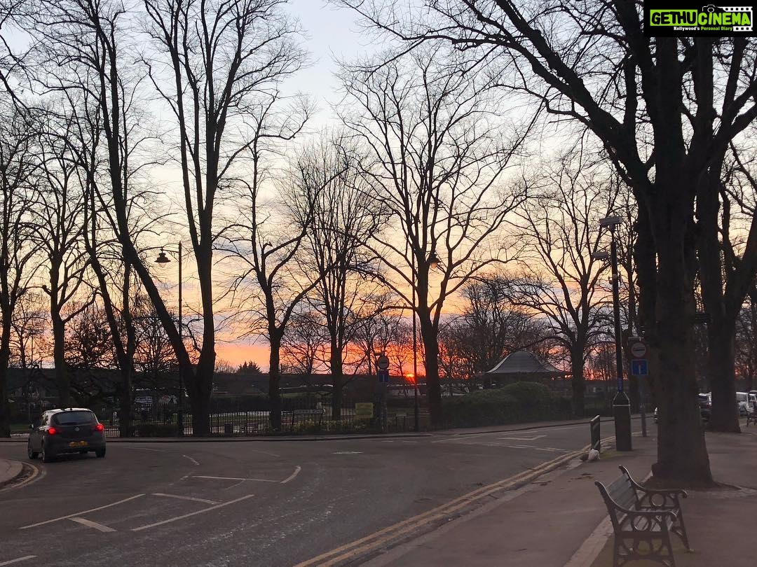 Ishaara Nair Instagram - Everyday ends beautifully ❤️ #windsor #sunset #london #dubaibloggers #wanderlustinlondon #mydubai Windsor Castle