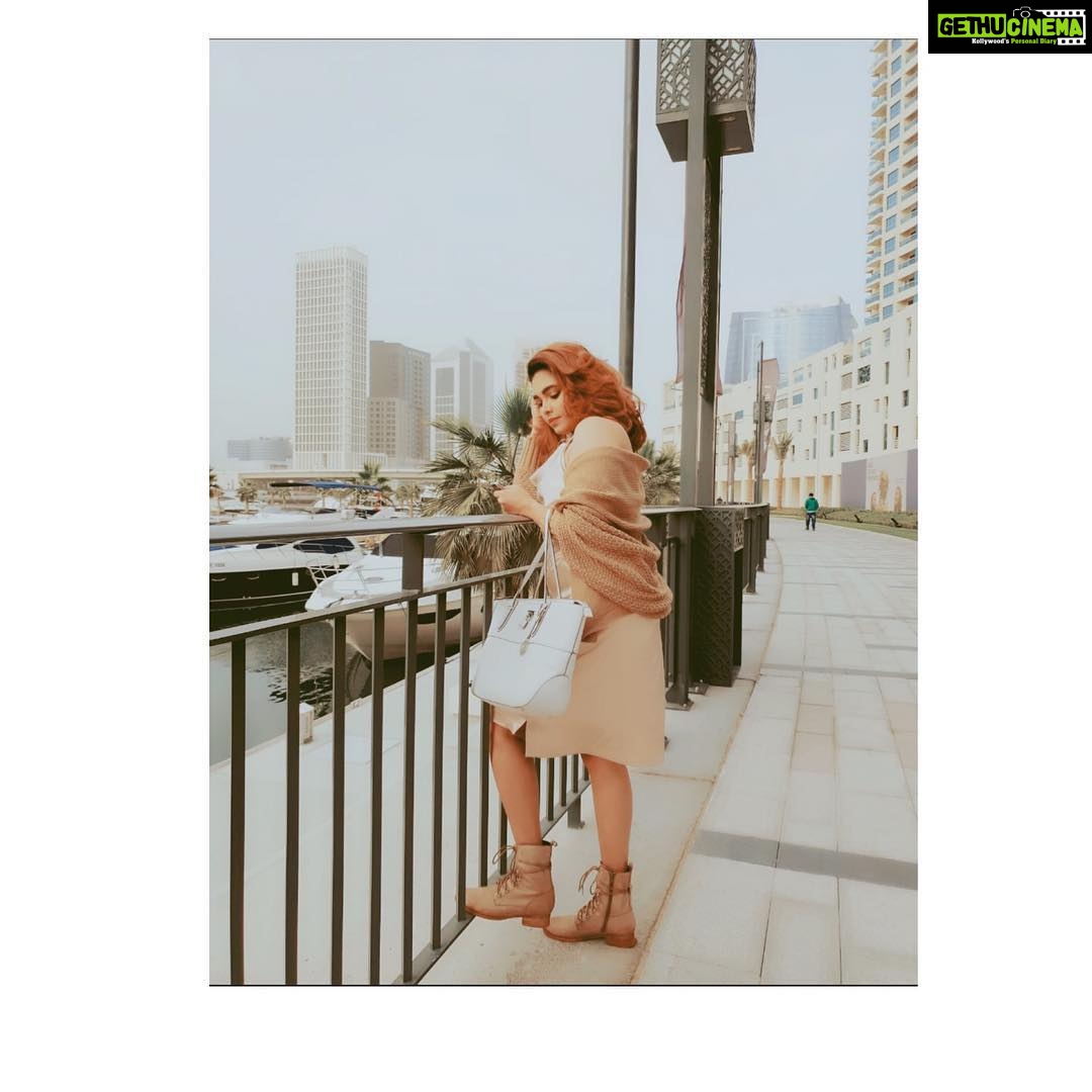 Ishaara Nair Instagram - Lost in dreams #goodmorning #dreamers #winterindubai #dubaifashion #dubaibloggers #positiveday #liveyourbestlife #happysundayeveryone Pic courtesy: @sowmyabalan ❤️ Dubai, United Arab Emirates