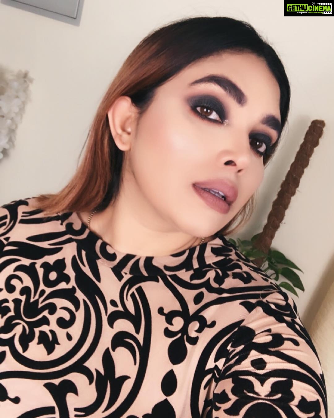 Ishaara Nair Instagram - Products used for this Smokey eye look @morphebrushes morphe 35O2 palette, morpheXjaclynhill palette, maybelline gel liner in black, maybelline colossal mascara @maybelline #makeupblogger #dubaibloggers #makeuplooks #smokeyeye #amateur #lovindubai #dubaifashion Dubai, United Arab Emirates