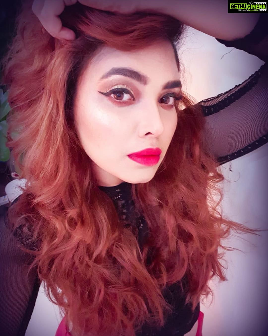 Ishaara Nair Instagram - Wing it like a pro 👁 #kvdliners #KVD #katvondbeauty #tattooliner #daggerliner #sephorame #contest #complimentary @katvondbeauty @Influensterme Dubai, United Arab Emirates