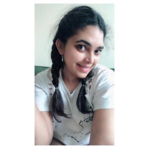 Ishaara Nair Instagram - May your day begin with a smile on your face.. Good morning world #morningpost #sendinggoodvibes #positivity #messyhairdontcare ❤️❤️