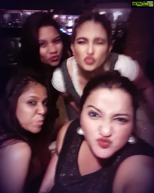 Ishaara Nair Instagram - #gif #mydarlings #memoriesmade #goofyfaces #love #positivity @sowmyabalan @lakshmi_varadhan @sahil_jsahil