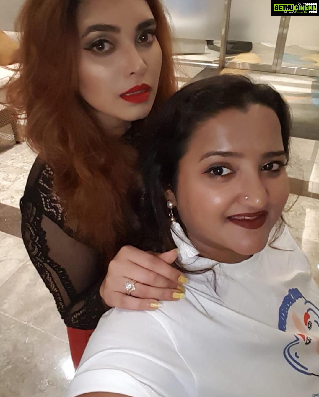 Ishaara Nair Instagram - 👫👠#aboutlastnight #love #brosforlife #friendslikefamily Sofitel Dubai Downtown