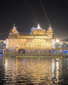 Ishaara Nair Instagram - The Golden visit #goldentemple #sriharimandirsahib #amritsar #ambarsariya  #uplifted #goldenexperience #brotherhood #equality #welcomingtheworld #love #closetomyheart #allthatglittershereisgold