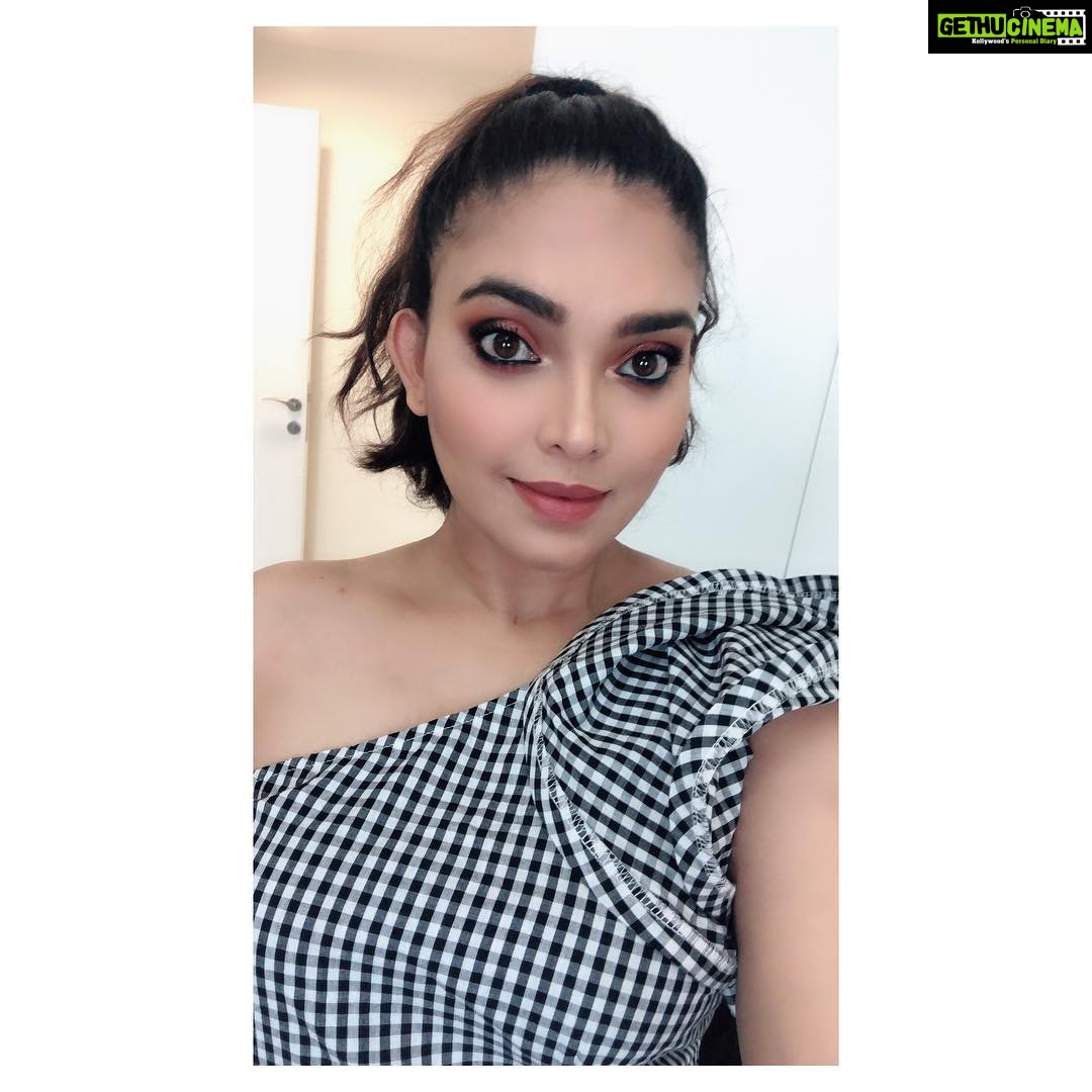 Ishaara Nair Instagram - #MiracleContouring #complimentary #MaxFactor @influensterme @maxfactorarabia @morphebrushes @fentybeauty @bourjoismiddleeast #complimentary #MiracleContouring #FinalLook @influensterme @maxfactorarabia Products used: Foundation: fenty beauty Eyes: morphe 35O2 Countour: maxfactor miracle contouring Highlighter: fenty beauty hustla baby Lips: bourjois