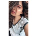 Ishaara Nair Instagram - I see #instagood #goodevening #weekendvibes. Benefit pore fessional primer Foundation: fenty beauty Contour: maxfactor Eyeshadow: morphe 35O2 Eyeliner: Maybelline newyork gel liner Lip: max Factor