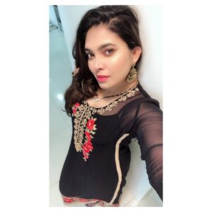 Ishaara Nair Instagram - Gift from mom and I love it. Thanks mummy ji #mominlaw #gift #indian #kurti #jhingansquad #punjaban #uae ❤️❤️