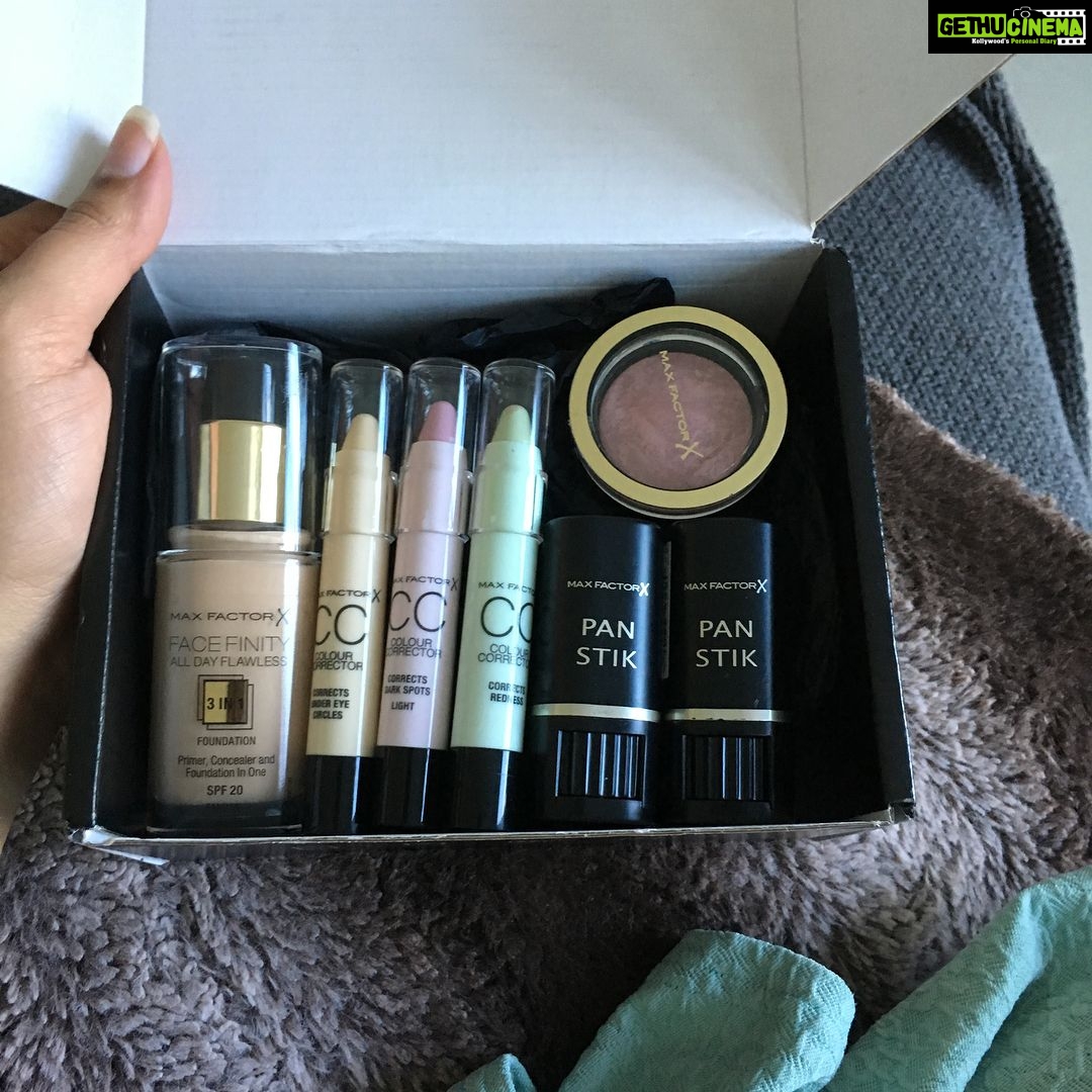 Ishaara Nair Instagram - Yaayyy!! Received my first ever voxbox from maxfactor. Thank u so much @maxfactorarabia @maxfactor @influensterme @influenster #voxbox #influenstervoxbox #maxfactorarabia