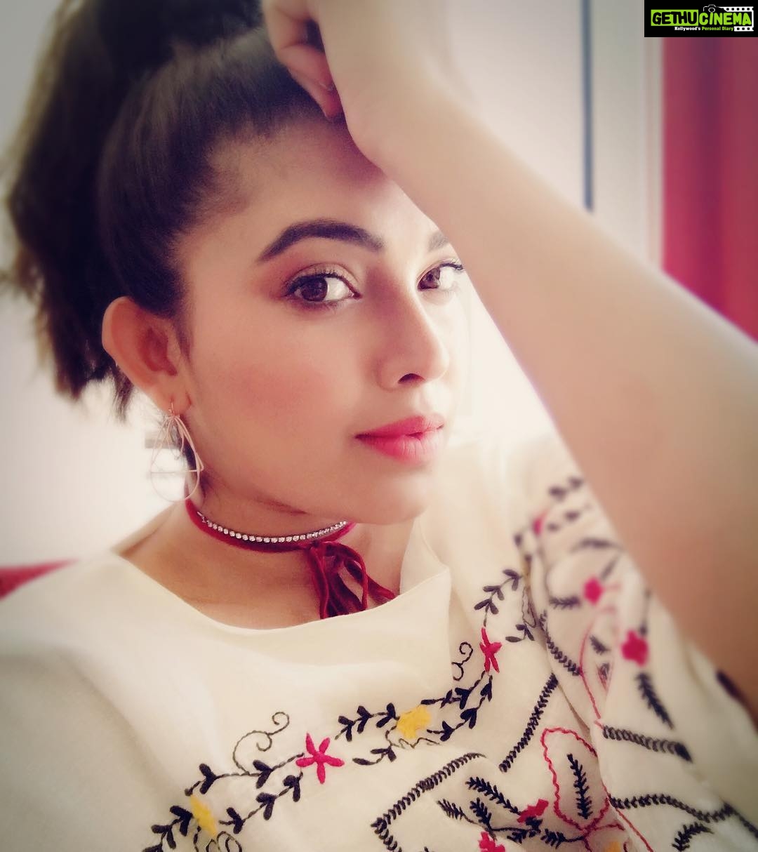 Ishaara Nair Instagram - When life gives u mondays, dip it in glitter n sparkle all day #mondayfunday #awesomeweekahead #instagram #selfie #loveyourself #admirelife #girllove