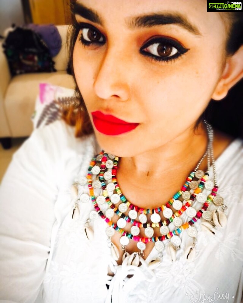 Ishaara Nair Instagram - Good morning guys #goodmorningpost #awesomedayahead #accessories #loveem #shoppingtweetsjewellery @shopping_tweets @sahil_psytrance_v2