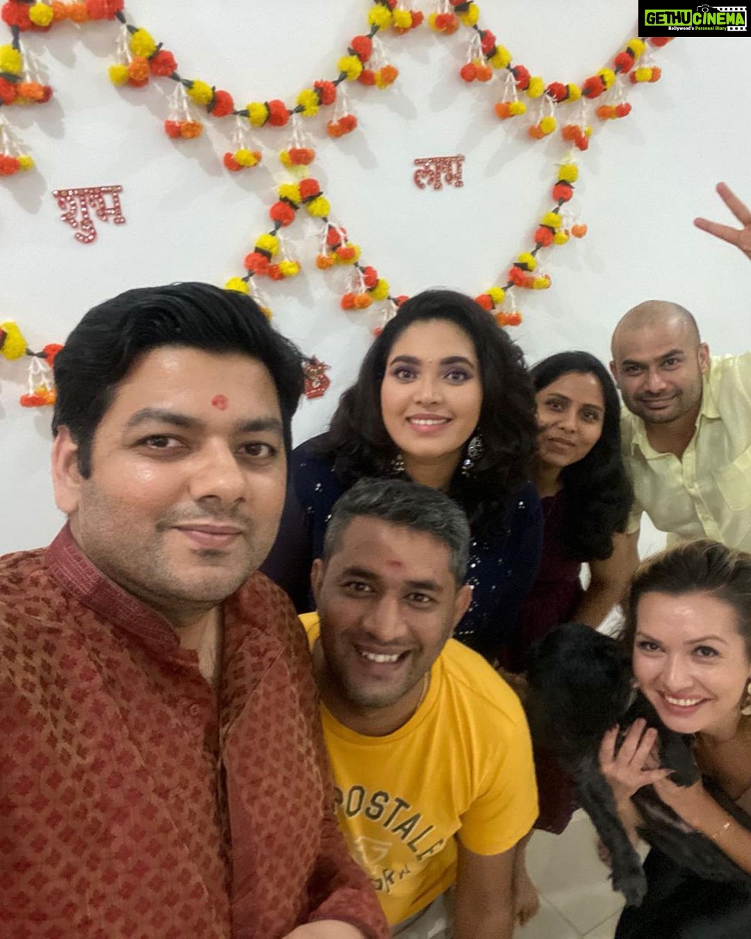 Ishaara Nair Instagram - Diwali shenanigans ❤️🥳🤩💥✨❤️ A day filled with love and lights, friends, fun, laughter and games. I missed my one and only, my better half. 😪🥺 @sowmyabalan