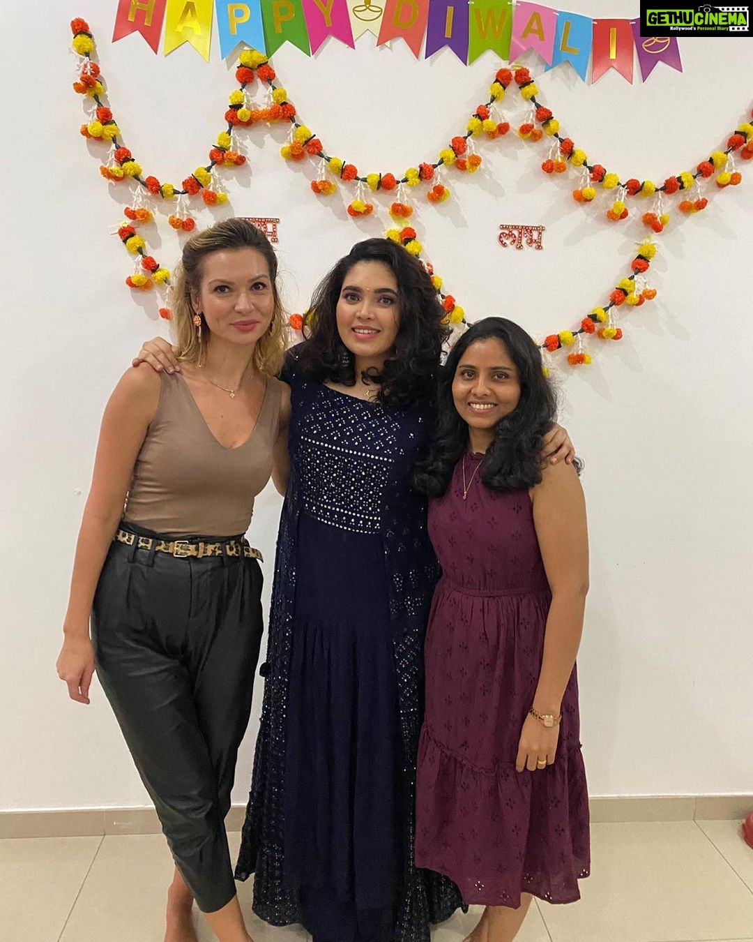Ishaara Nair Instagram - Diwali shenanigans ❤️🥳🤩💥✨❤️ A day filled with love and lights, friends, fun, laughter and games. I missed my one and only, my better half. 😪🥺 @sowmyabalan