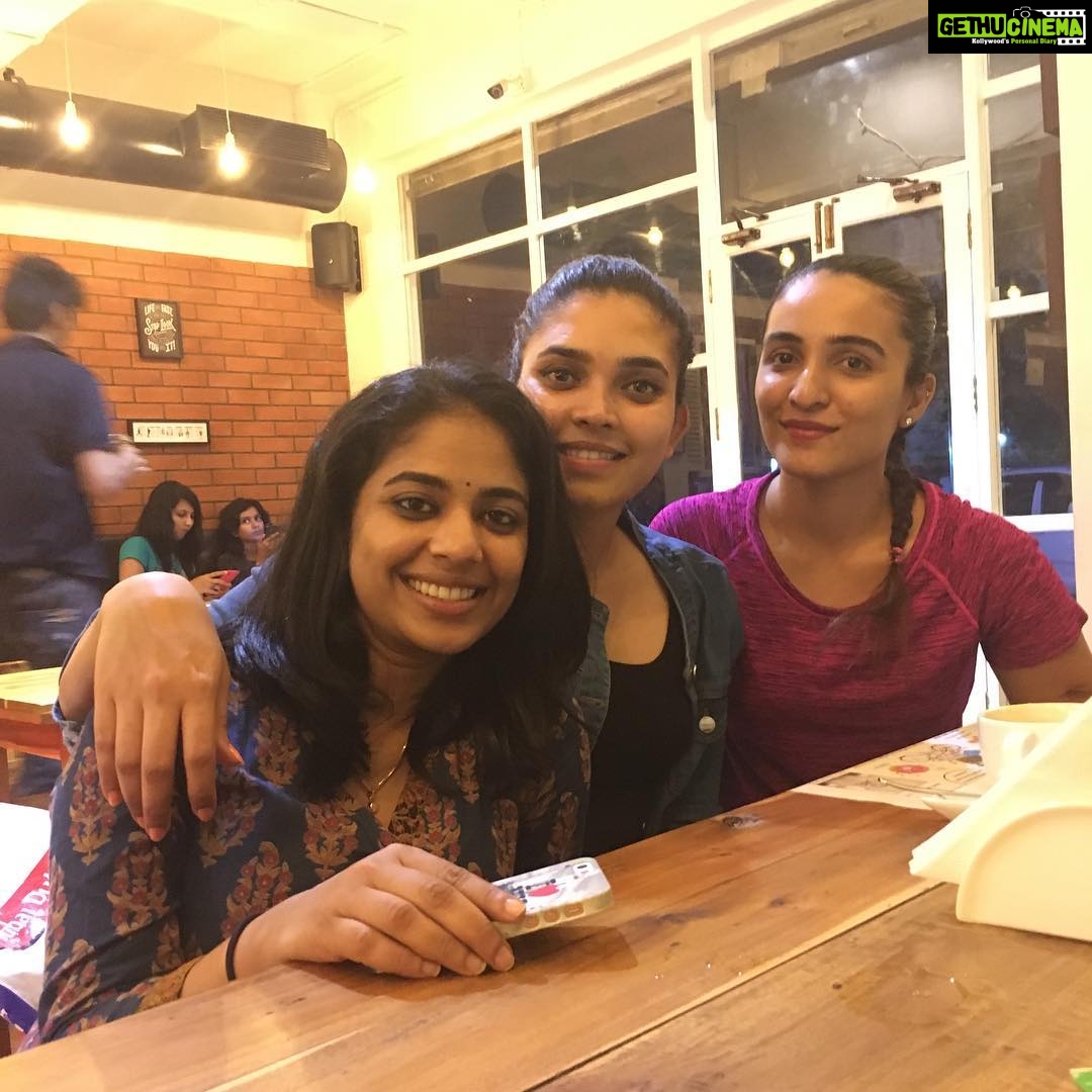 Ishaara Nair Instagram - Babiesnightout #babiesdayout #girlsliketohavefun #srinda #serin #girlies #girlpower