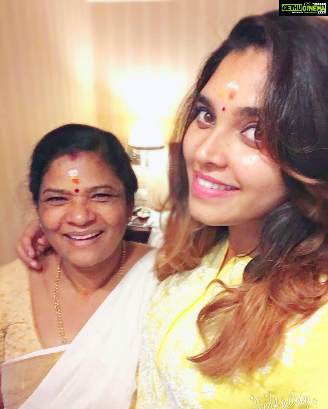 Ishaara Nair Instagram - Good evening guys #aboutlastday #templevisit #momlove #chottanikkaratemple #darshan #happymomnhappyme #happyfaces😊