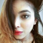 Ishaara Nair Instagram - Good evening good souls #goodvibesonly #girlgamer #focusshifttodior #dior #diorfusion#756 #lipstain #onfleek #diorbluelagooneyeshadowpallette #loveem #newlovemakeup #notamakeupgirlthough #staysimplebechic #makeupshenanigans #loveombrehair