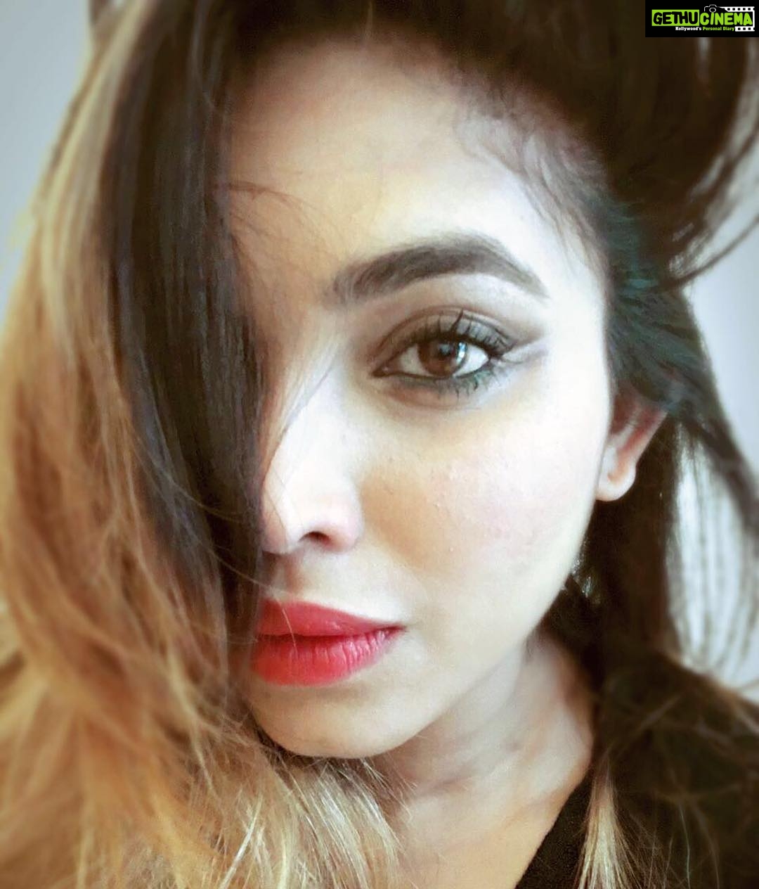 Ishaara Nair Instagram - Good evening good souls #goodvibesonly #girlgamer #focusshifttodior #dior #diorfusion#756 #lipstain #onfleek #diorbluelagooneyeshadowpallette #loveem #newlovemakeup #notamakeupgirlthough #staysimplebechic #makeupshenanigans #loveombrehair