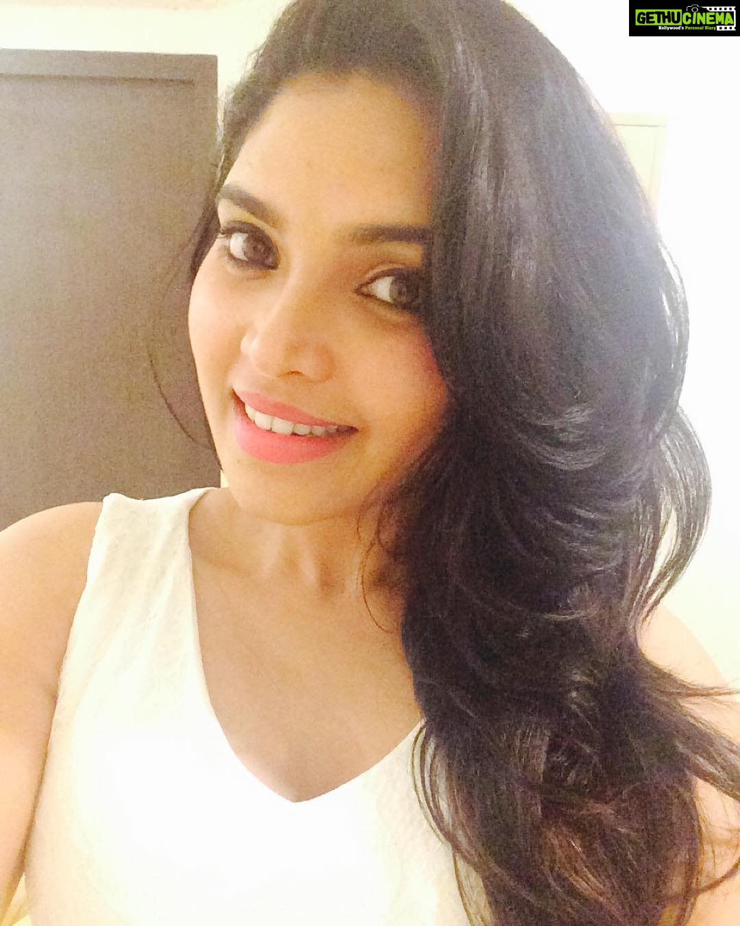 Ishaara Nair Instagram - #latepost #latenight #goodnightpost #lovewhite