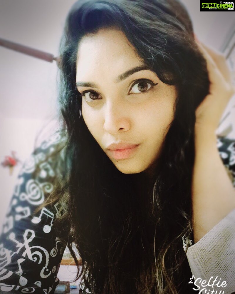 Ishaara Nair Instagram - #goodeveningworld #randomclicksbelike