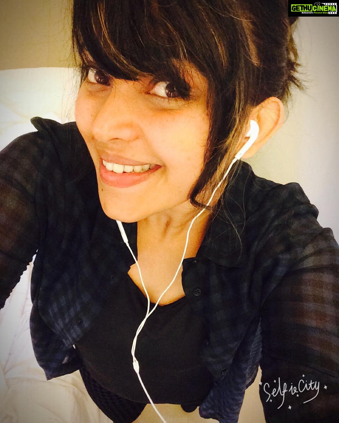 Ishaara Nair Instagram - #awesomeday #happiness #frnztime #haveagreatday