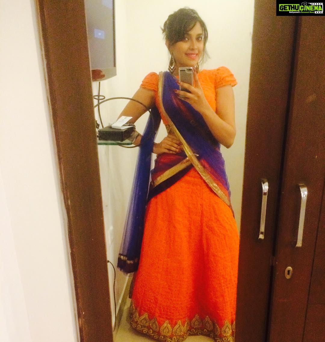 Ishaara Nair Instagram - #favoutfit #halfsaree #oranges #blueroyals #pongalcelebrations #channelinterviews #selfietohbantahai