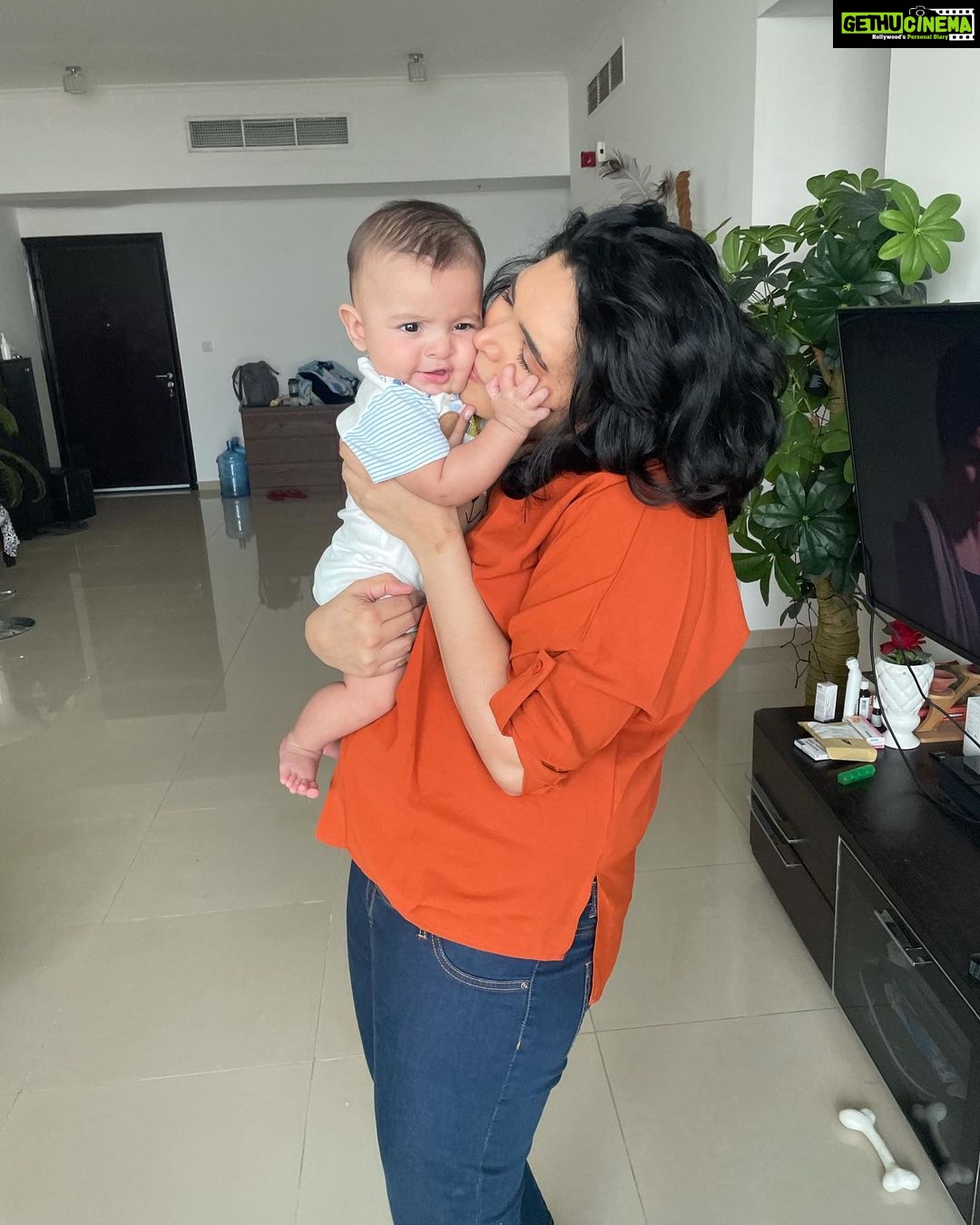 Ishaara Nair Instagram - I know my house is a mess… who cares.. all I care is this squishy baby of mine. Love annoying him and clearly he is annoyed ❤️ #mamasboy #momandson #babyaarin #5monthsold Dubai Marina