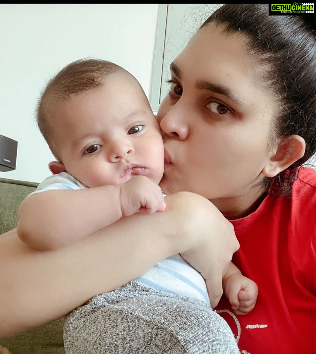 Ishaara Nair Instagram - We are going through teething π¦· and sleep regression and we are clearly not happy about it π maybe hugs and kisses can make it a lil better β€οΈπ©π»βπΌ #3monthsold #babymama #boymama #mamasboy #dadasboy #diapers #motherhood #motherhoodinspired #babyinfluencer #simplymamahood #babyboyaarin #mamauae #mamaindubai #postpartum #babiesofinstagram #mamasofinstagram Dubai, United Arab Emirates