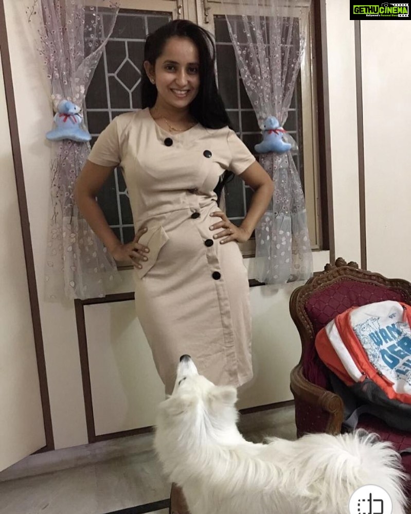 Ishika Singh Instagram - Look 👀 at the way my damroo is looking at me ... curious 🧐 doggie 🐶 #damroo #damroothedog #damroo #doglover #doglovers #dogsofinstagram #doglove #dressingupisfun #dressedup