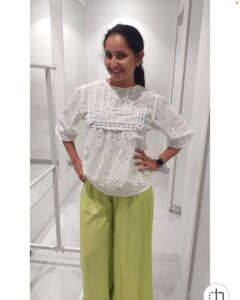 Ishika Singh Instagram - Colour block ... hi 🙋‍♀️ #dressingrooms #dressingroomgoals #whiteandgreen #whitechikankari