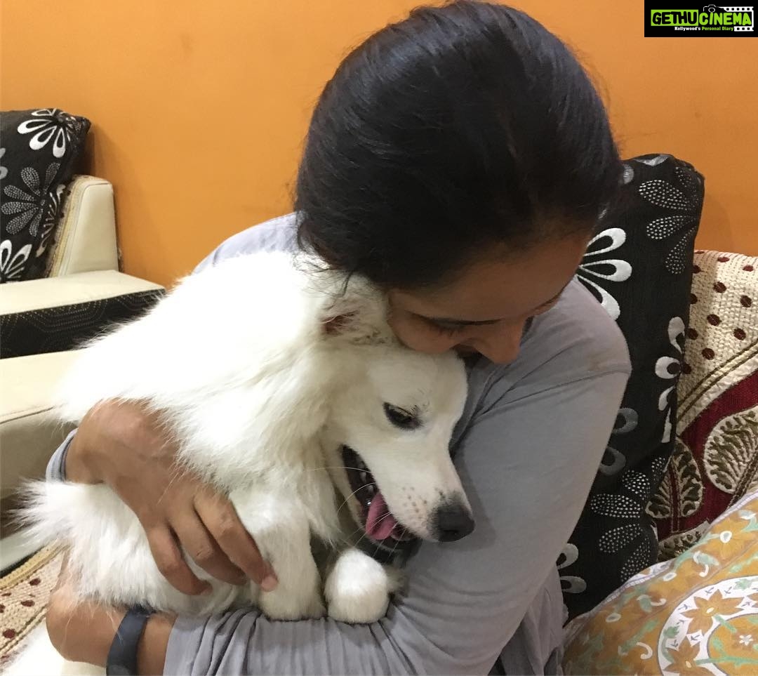 Ishika Singh Instagram - best hug in whole world .... #pawsome #lovemyboy #petlovers #petlove #dogs #doglovers #damroo