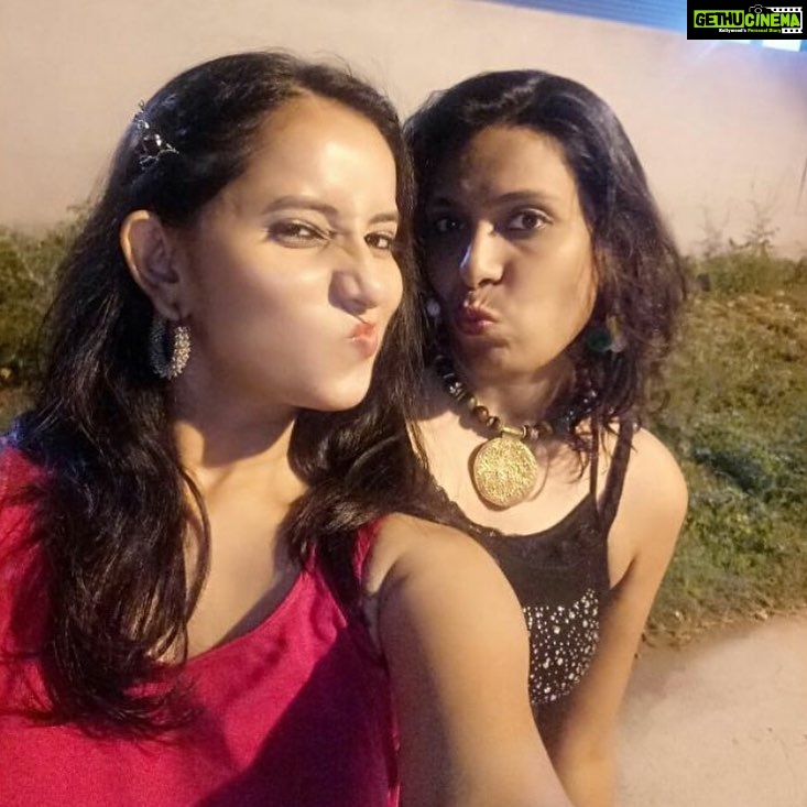 Ishika Singh Instagram - N we do make faces ... #makeface #partyallnight #neighbourhood