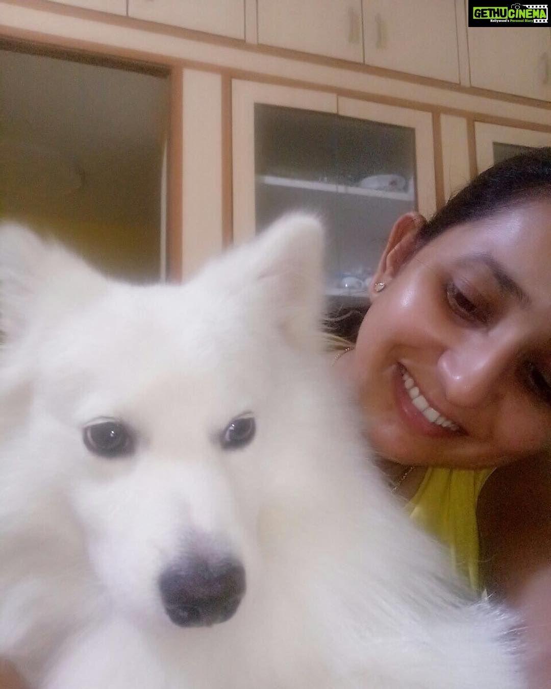 Ishika Singh Instagram - Coming back home , removing makeup and taking him in arms :) makes me feel so awsome #loveforpets #damroo #puppylove🐶 #pawsome