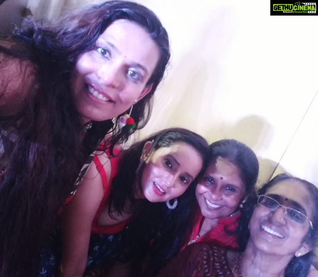 Ishika Singh Instagram - All of us tired and exhausted! Break between dancing #dancingbreak #navratri #dancing #dandiyanight