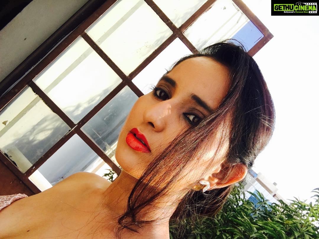 Ishika Singh Instagram - Glam Shoot selfie #selfietime #selfieatwork #shootday #shootingday #actorslife🎬 #actoratwork