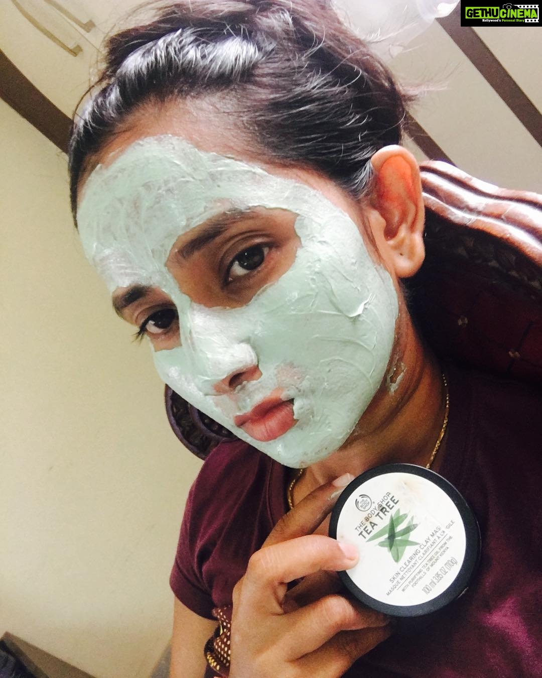 Ishika Singh Instagram - Magic in a box ! My fav #thebodyshop #daretomask #bodyshop #teatreemask #myfavorite #itworks