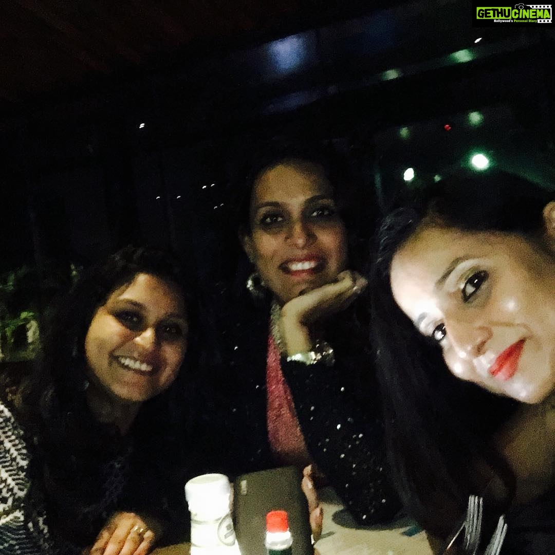 Ishika Singh Instagram - Partying ... woman power .. all dressed up #dressedup #livemusic #livemusicrocksu
