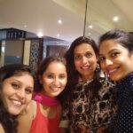 Ishika Singh Instagram - Ladies lunch #lunchoutside #lunchouting #lotuspond lovey ppl ... amazing time ...
