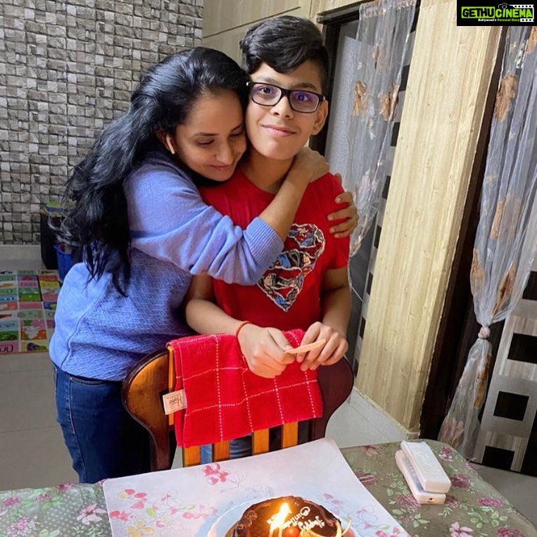 Ishika Singh Instagram - Thanks for coming home and celebrating Nilesh’s bday . God bless u Shresth and u guys will b missed when u r in mumbai . #friends #friendzone #friendscomingover