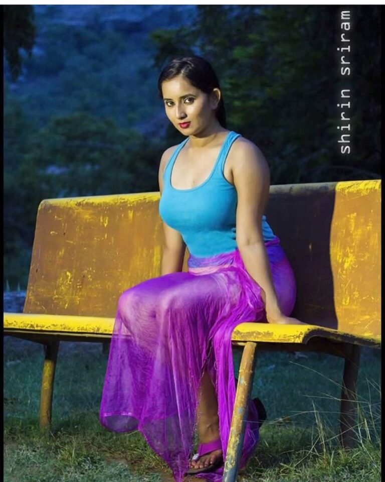 Ishika Singh Instagram - Colour splash .. #actorslife🎬 #actoratwork #actorsworld #monsoonmagic #shooting #shootday