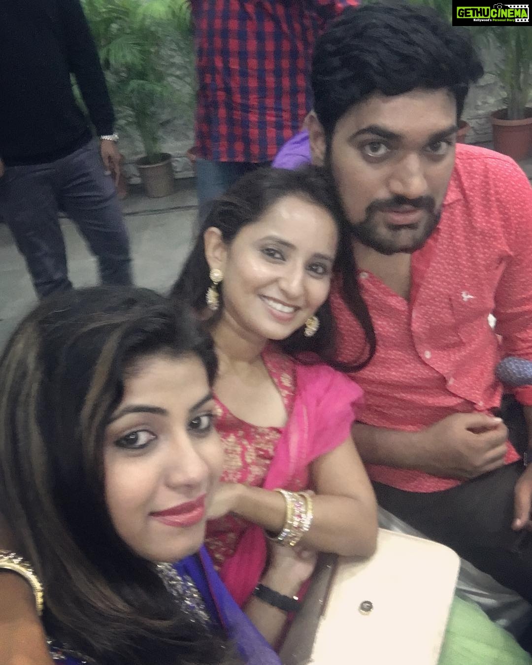 Ishika Singh Instagram - Food and drinks with buddies #bdaybash #partytime #partying #indianfood