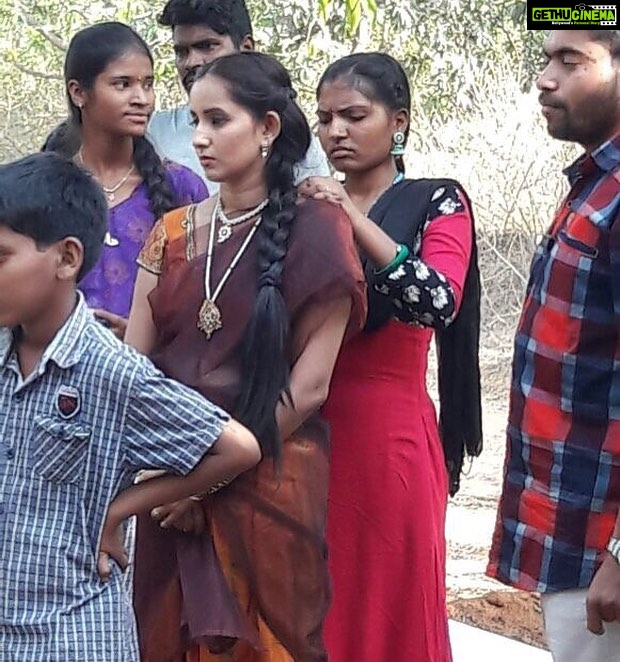 Ishika Singh Instagram - At location ... waiting for my shot ...playing village girl #actoratwork #actorlife #actorslife🎬 #actorsworld #teluguactress #telugufilmindustry #telugufilm