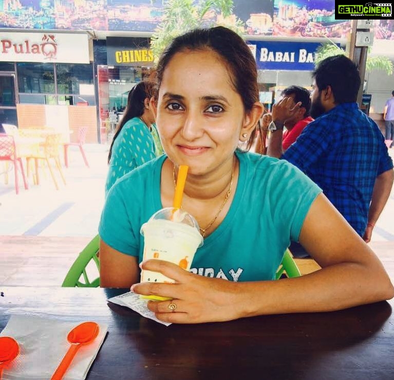 Ishika Singh Instagram - Beating summer with milkshake #milkshake #summerworst #humiditysucks #badhairday #nomakeup #lazyday #lazysunday #myworstday