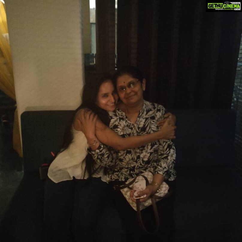 Ishika Singh Instagram - Feels so warm around her #lovelyday #enjoyedalot #sizzler #neighbourlylove #neighborhood #friendlypals