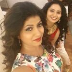 Ishika Singh Instagram - Tried spoiling her selfie 🤳 heheheh #kobbarimatta #selfieatwork #selfietime #selfiequeen #friendsatwork #shooting #shootmode #actorslife🎬 #actorsworld