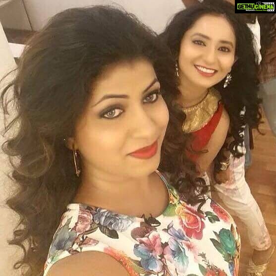 Ishika Singh Instagram - Tried spoiling her selfie 🤳 heheheh #kobbarimatta #selfieatwork #selfietime #selfiequeen #friendsatwork #shooting #shootmode #actorslife🎬 #actorsworld