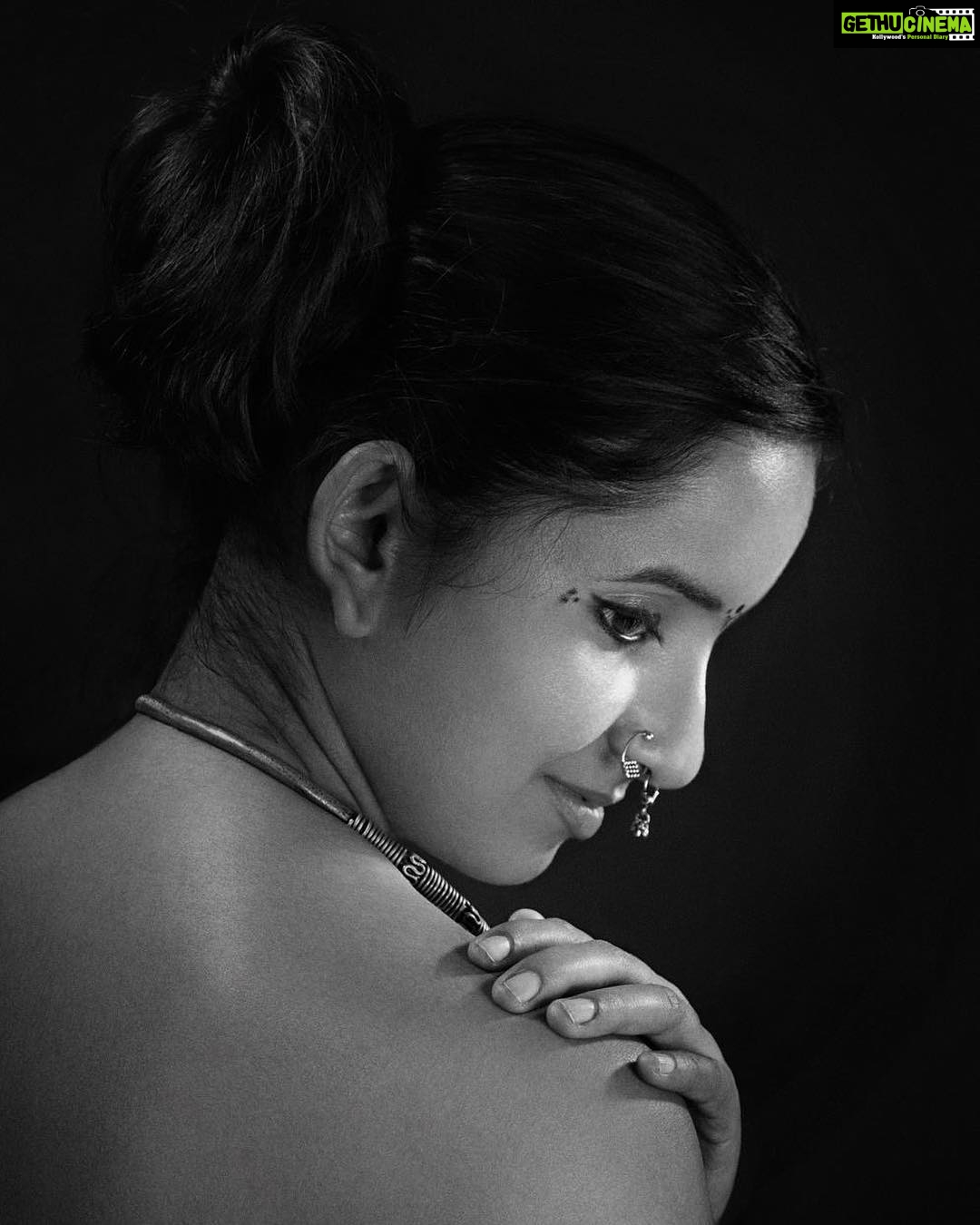 Ishika Singh Instagram - Tribal me #actorslife🎬 #actor #actorlife #acting #telugufilmindustry #shootinprogress #actoratwork #shoot📷 #tribalmakeup #actorlife🎬🎥