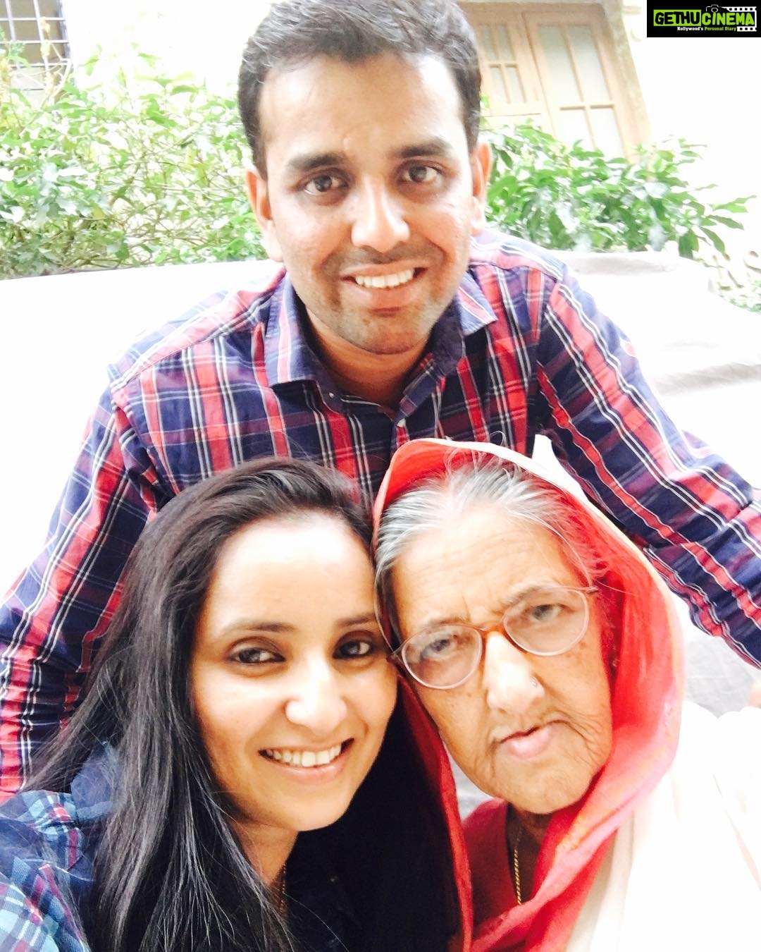 Ishika Singh Instagram - Family time ... daddi time ππππ the coolest person I have ever met till date ππΌππΌππΌππΌππ½ππ½ππ½ππ½ππ½ππ½ππ½#loveudaddii #familyfun #familyday