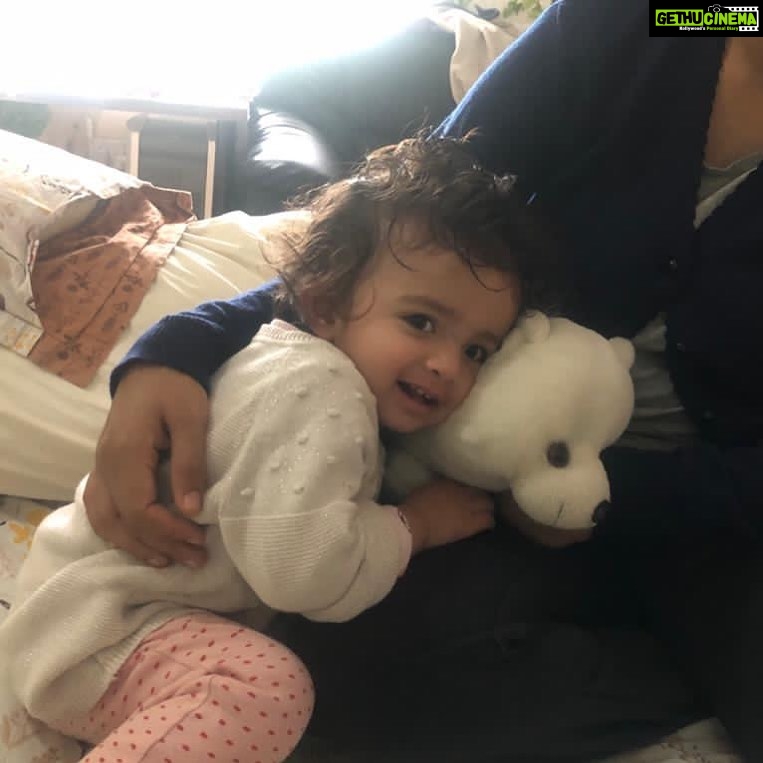 Ishika Singh Instagram - Starting our day together ... #babylove #babylove❤️ #babyhug #morninghugs #pari #pariopari #meripari