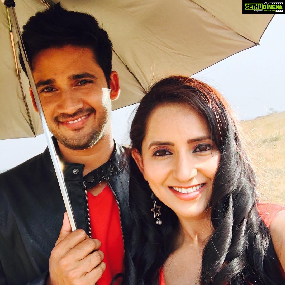 Ishika Singh Instagram - We both shot together .. #shooting #shootinsunlight #actorslife🎬 #actorsworld #filmmaking #letmetakeaselfie #adshoot